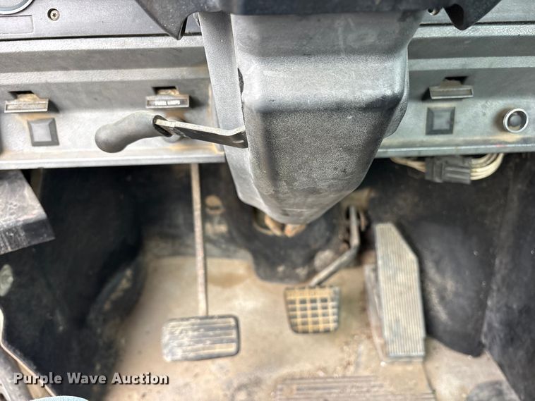 image for item ES8753 2000 Mack CH613 truck cab and chassis