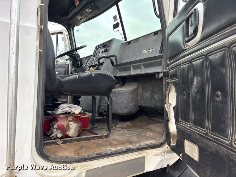 image for item ES8753 2000 Mack CH613 truck cab and chassis