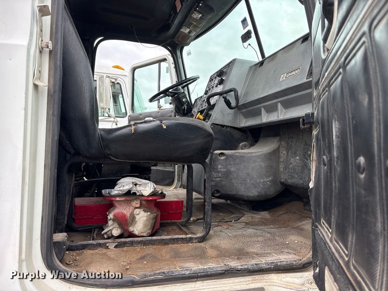 image for item ES8753 2000 Mack CH613 truck cab and chassis