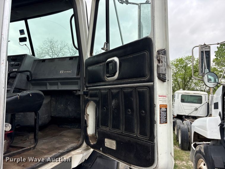 image for item ES8753 2000 Mack CH613 truck cab and chassis