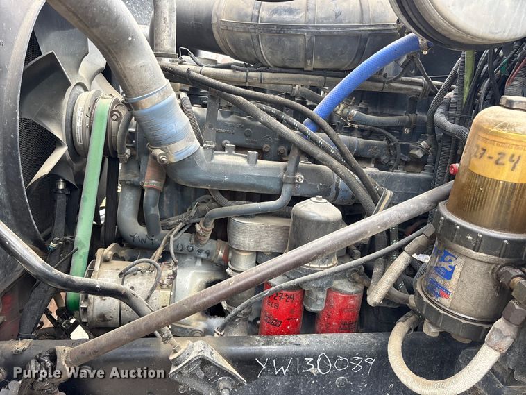 image for item ES8753 2000 Mack CH613 truck cab and chassis