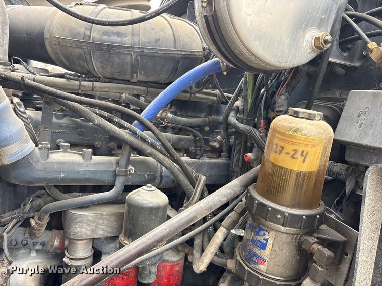 image for item ES8753 2000 Mack CH613 truck cab and chassis