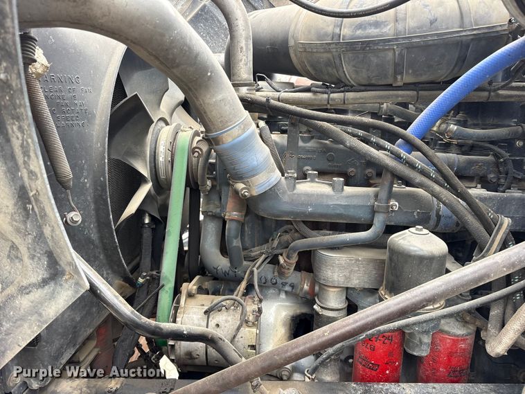 image for item ES8753 2000 Mack CH613 truck cab and chassis