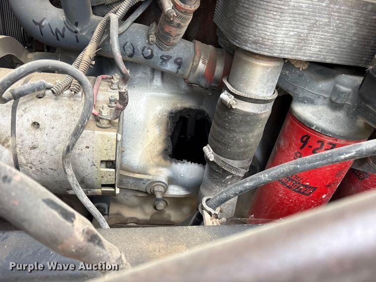 image for item ES8753 2000 Mack CH613 truck cab and chassis