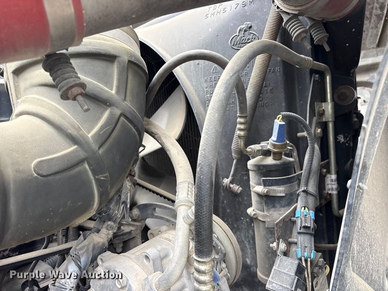 image for item ES8753 2000 Mack CH613 truck cab and chassis