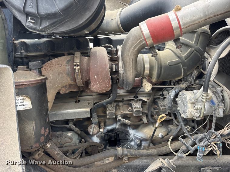 image for item ES8753 2000 Mack CH613 truck cab and chassis