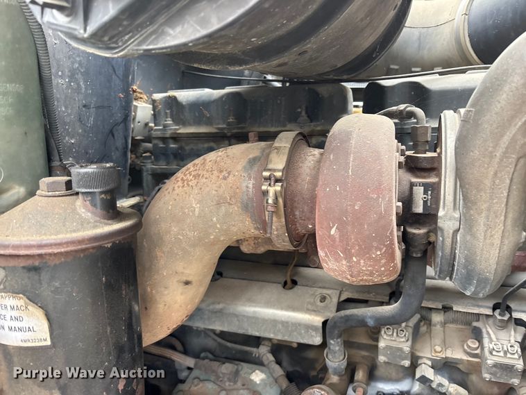 image for item ES8753 2000 Mack CH613 truck cab and chassis