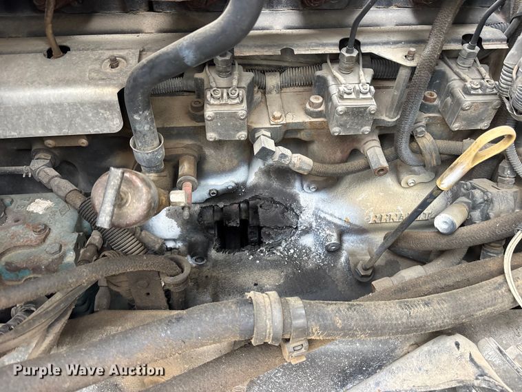 image for item ES8753 2000 Mack CH613 truck cab and chassis