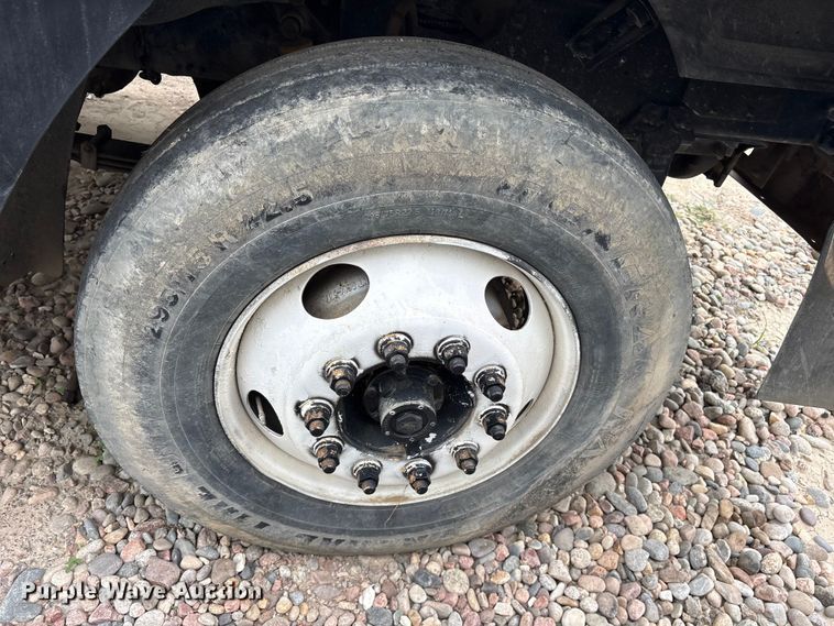 image for item ES8753 2000 Mack CH613 truck cab and chassis