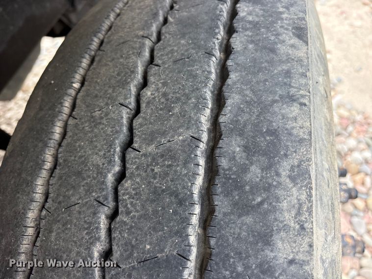 image for item ES8753 2000 Mack CH613 truck cab and chassis