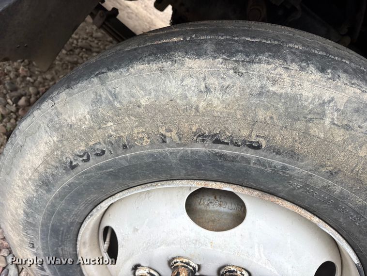 image for item ES8753 2000 Mack CH613 truck cab and chassis