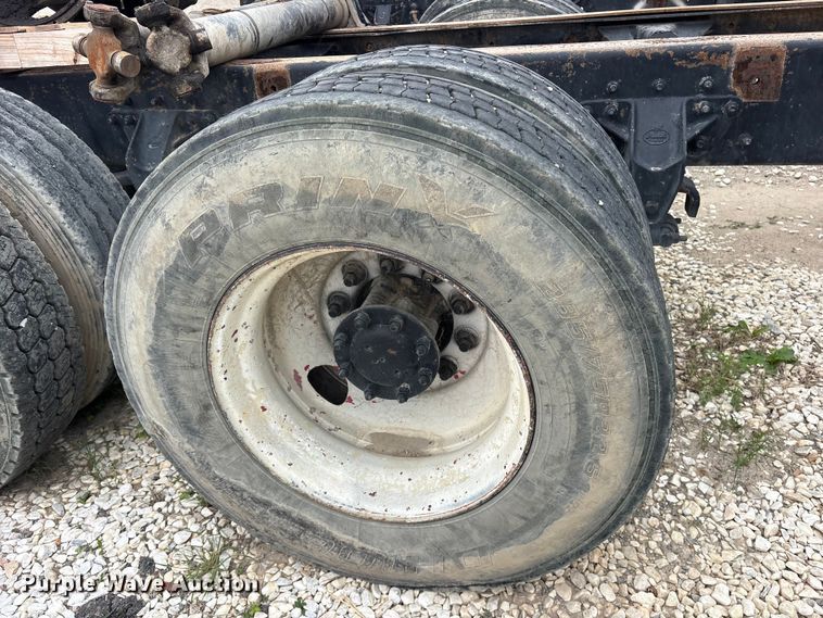 image for item ES8753 2000 Mack CH613 truck cab and chassis