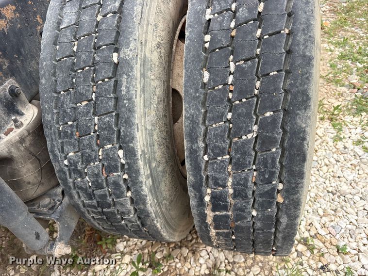 image for item ES8753 2000 Mack CH613 truck cab and chassis