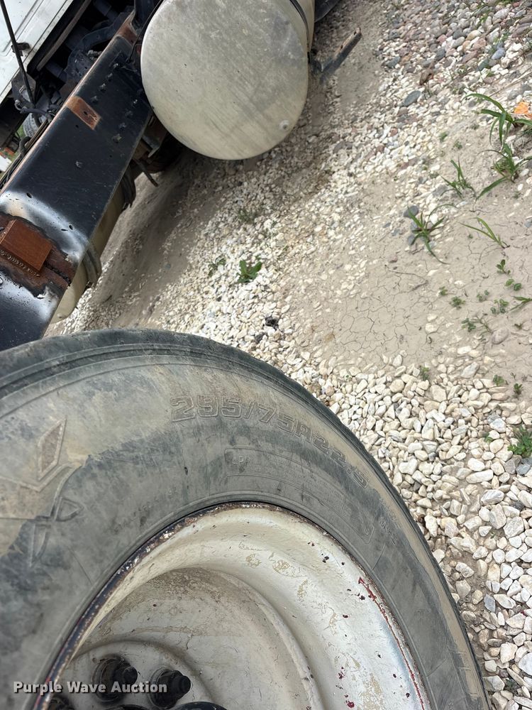 image for item ES8753 2000 Mack CH613 truck cab and chassis