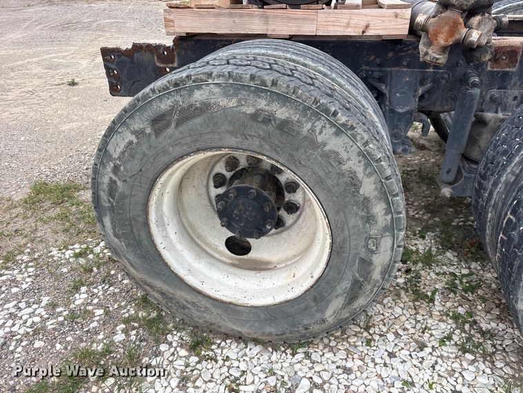 image for item ES8753 2000 Mack CH613 truck cab and chassis