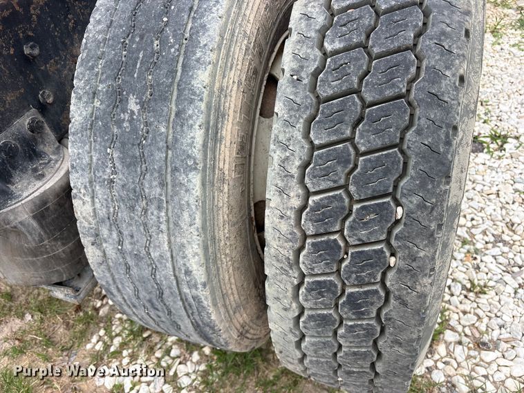 image for item ES8753 2000 Mack CH613 truck cab and chassis