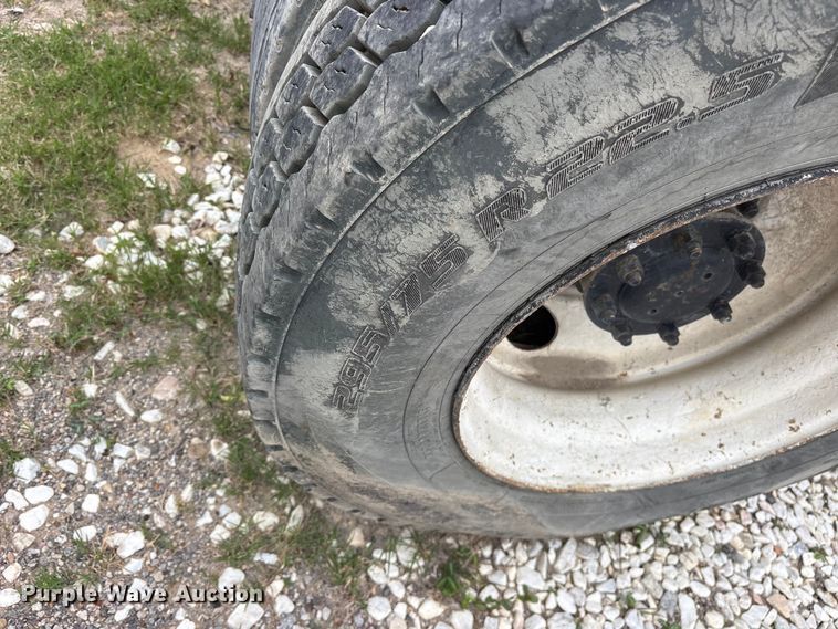 image for item ES8753 2000 Mack CH613 truck cab and chassis