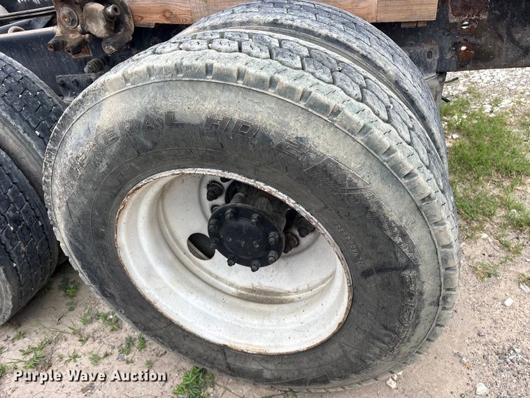 image for item ES8753 2000 Mack CH613 truck cab and chassis