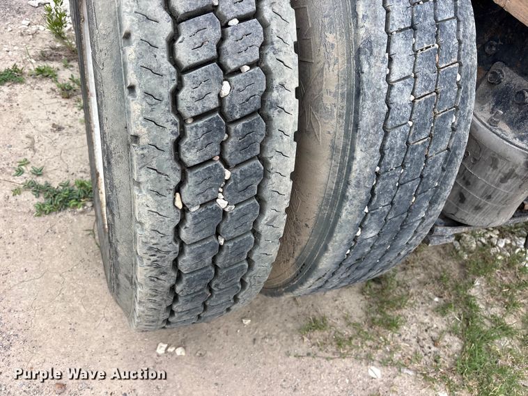 image for item ES8753 2000 Mack CH613 truck cab and chassis