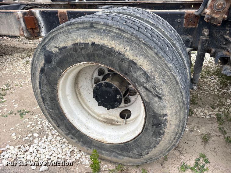 image for item ES8753 2000 Mack CH613 truck cab and chassis