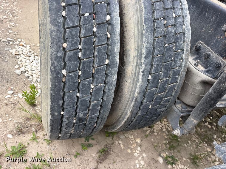 image for item ES8753 2000 Mack CH613 truck cab and chassis