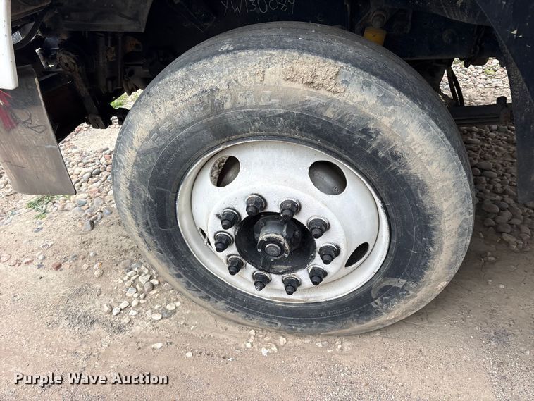 image for item ES8753 2000 Mack CH613 truck cab and chassis