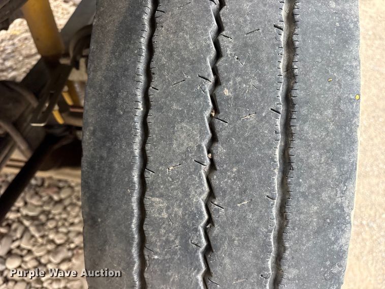 image for item ES8753 2000 Mack CH613 truck cab and chassis