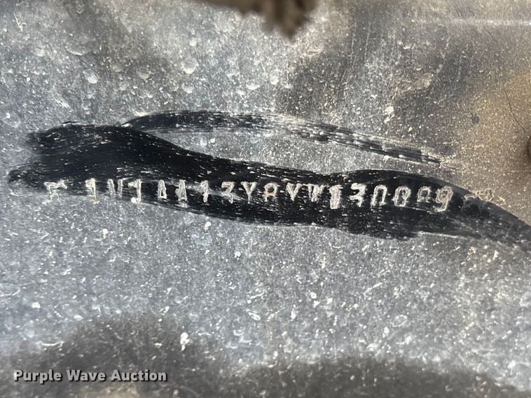 image for item ES8753 2000 Mack CH613 truck cab and chassis