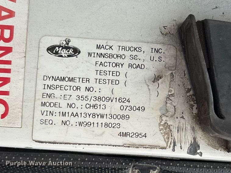 image for item ES8753 2000 Mack CH613 truck cab and chassis