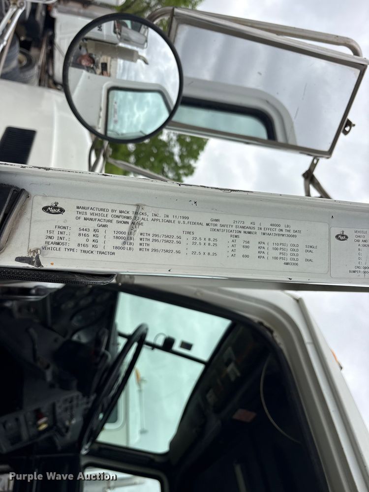 image for item ES8753 2000 Mack CH613 truck cab and chassis