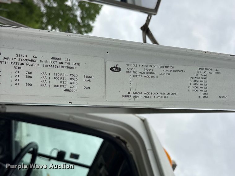 image for item ES8753 2000 Mack CH613 truck cab and chassis