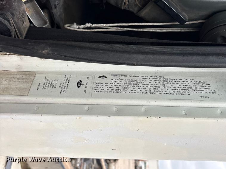 image for item ES8753 2000 Mack CH613 truck cab and chassis