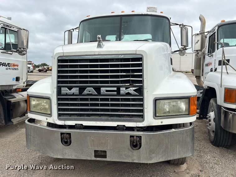 image for item ES8754 2001 Mack CH613 truck cab and chassis