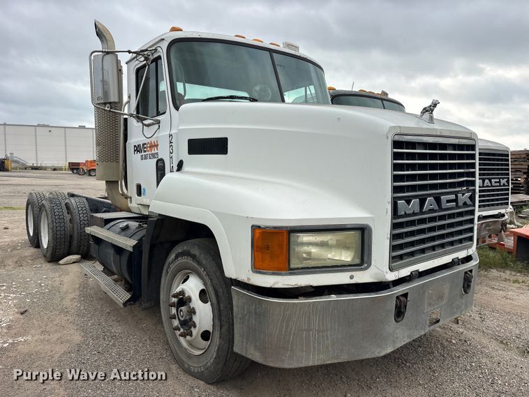 image for item ES8754 2001 Mack CH613 truck cab and chassis