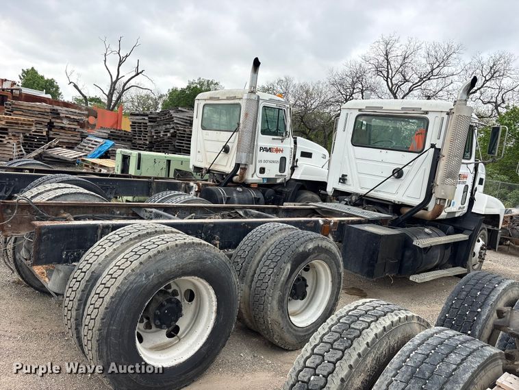 image for item ES8754 2001 Mack CH613 truck cab and chassis