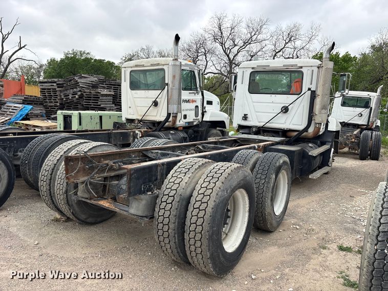 image for item ES8754 2001 Mack CH613 truck cab and chassis