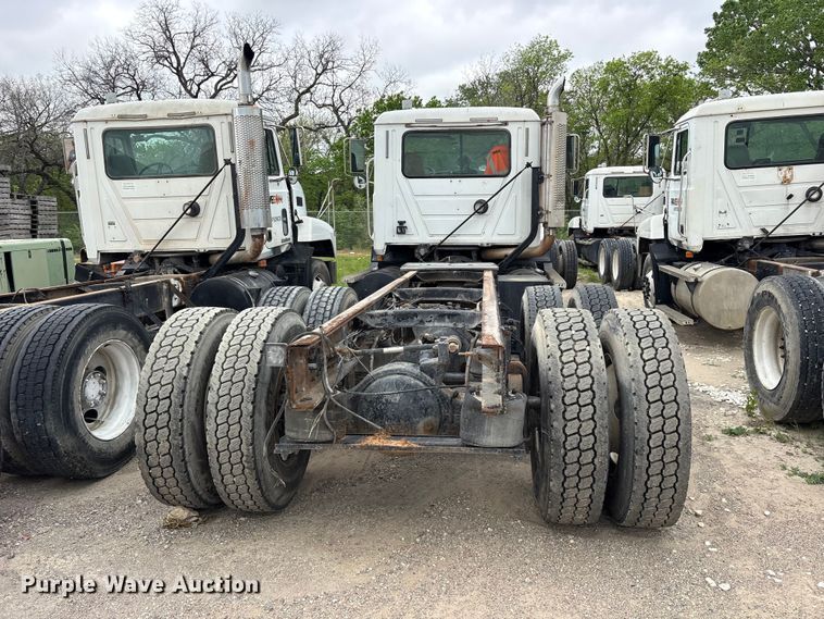 image for item ES8754 2001 Mack CH613 truck cab and chassis