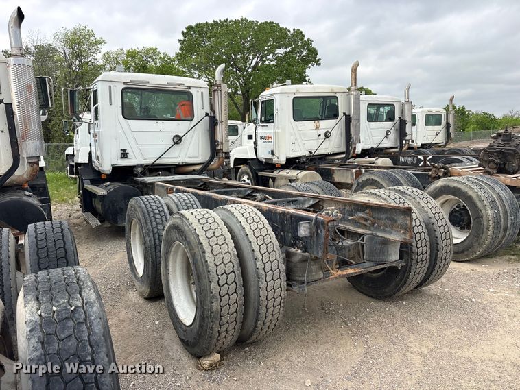 image for item ES8754 2001 Mack CH613 truck cab and chassis