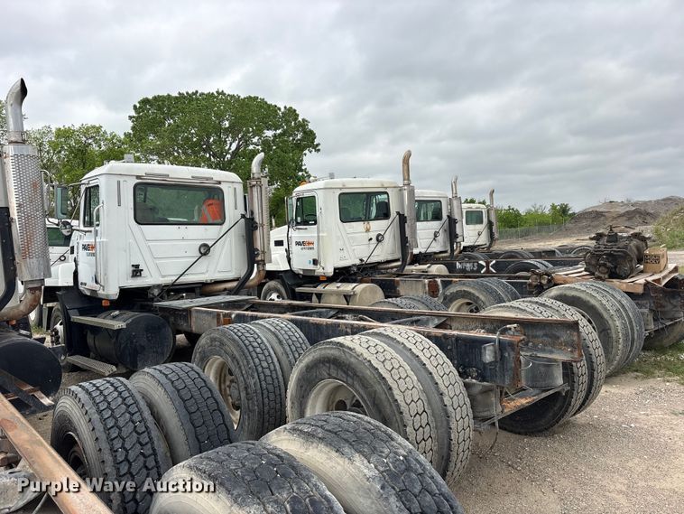 image for item ES8754 2001 Mack CH613 truck cab and chassis