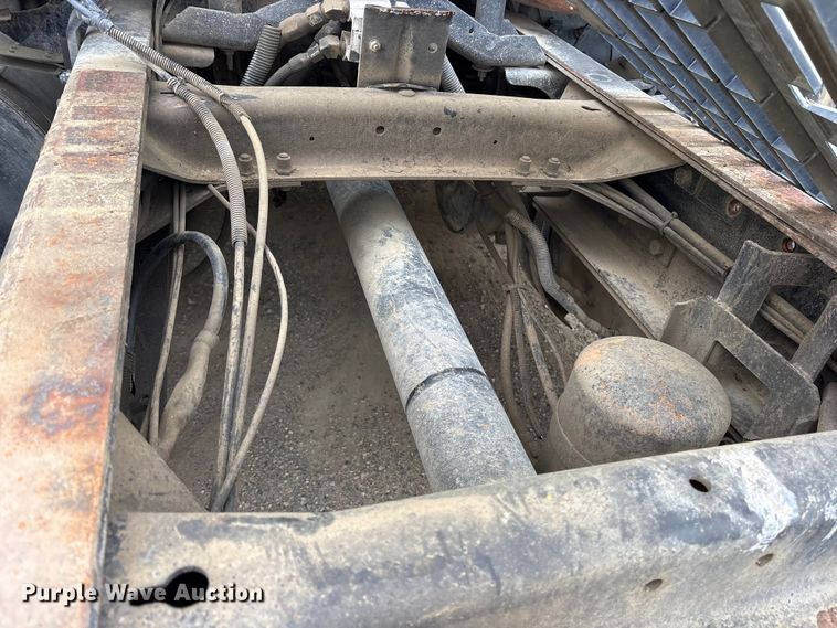 image for item ES8754 2001 Mack CH613 truck cab and chassis