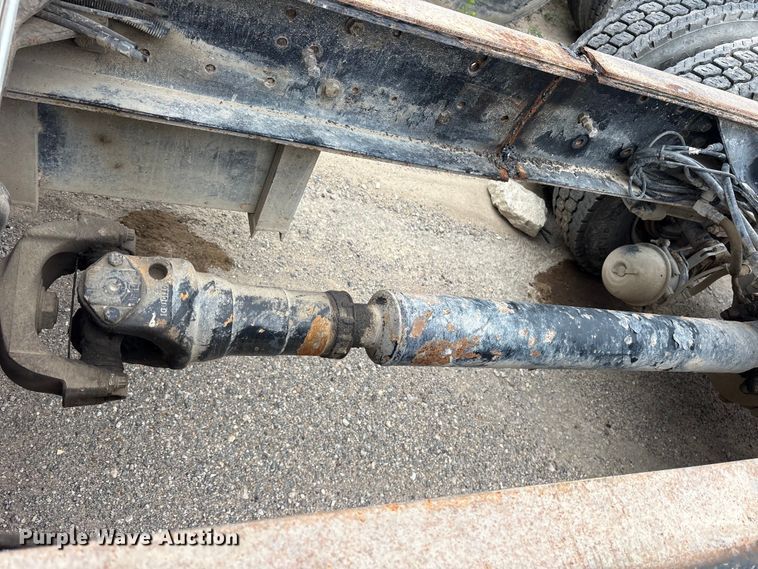 image for item ES8754 2001 Mack CH613 truck cab and chassis