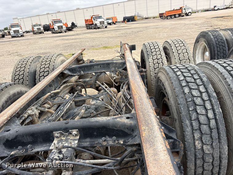 image for item ES8754 2001 Mack CH613 truck cab and chassis