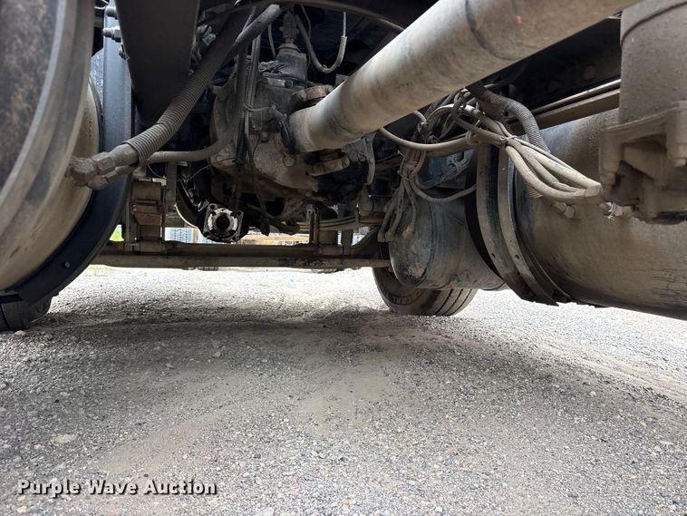 image for item ES8754 2001 Mack CH613 truck cab and chassis