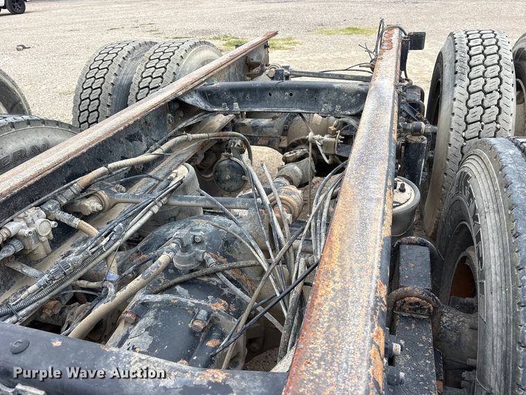 image for item ES8754 2001 Mack CH613 truck cab and chassis