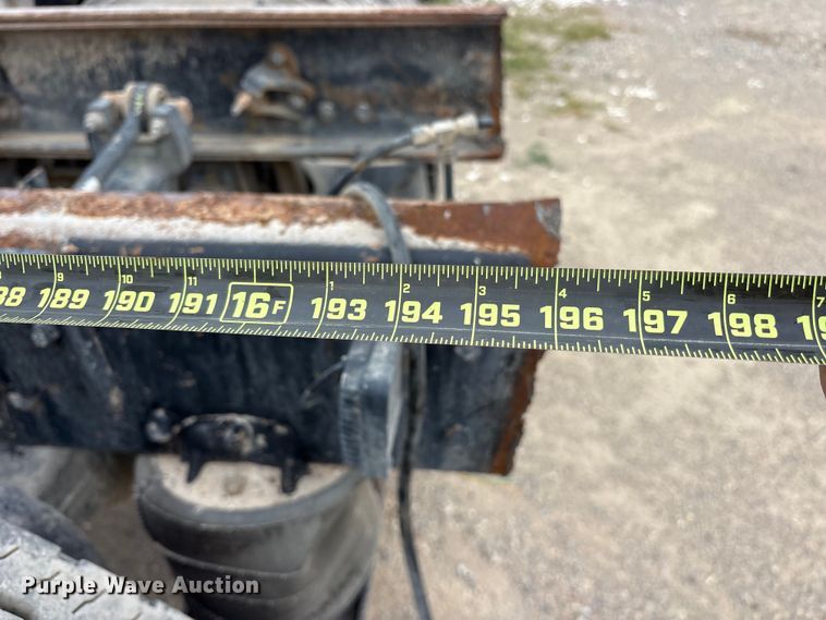 image for item ES8754 2001 Mack CH613 truck cab and chassis