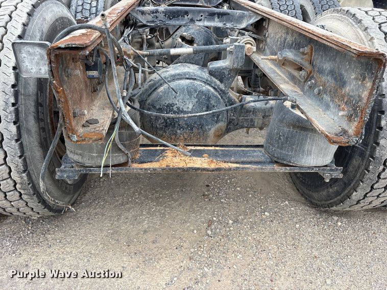 image for item ES8754 2001 Mack CH613 truck cab and chassis