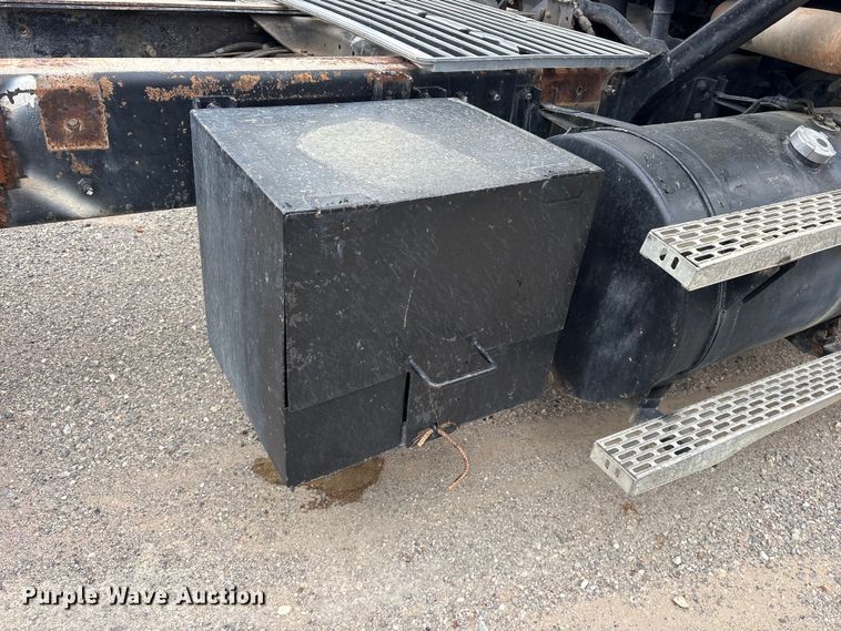 image for item ES8754 2001 Mack CH613 truck cab and chassis