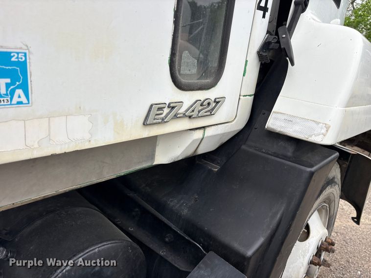 image for item ES8754 2001 Mack CH613 truck cab and chassis