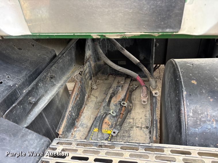 image for item ES8754 2001 Mack CH613 truck cab and chassis