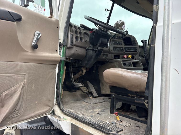 image for item ES8754 2001 Mack CH613 truck cab and chassis